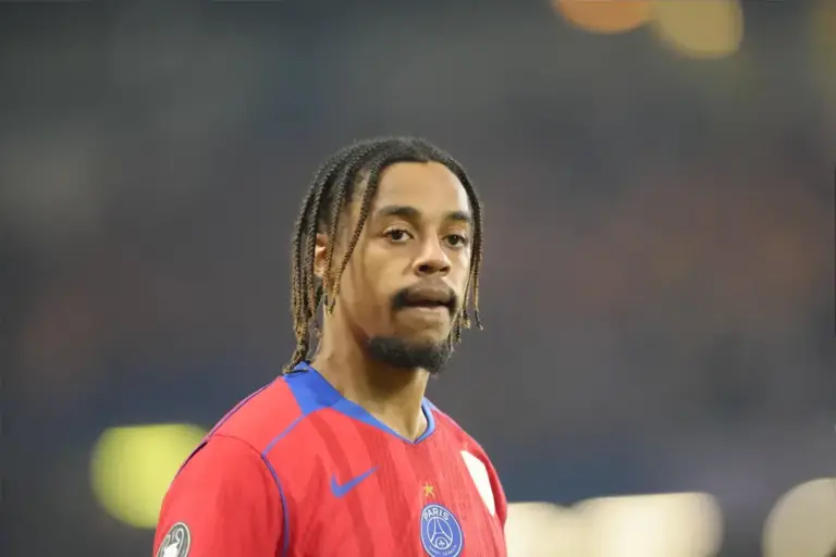 Worry for PSG as Barcola Leaves Chelsea Game in Orthopedic Boot